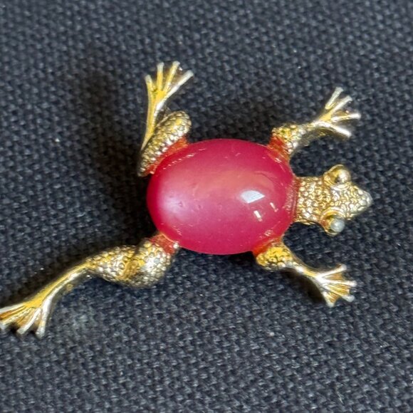 Gold-Tone Frog Brooch With Pink Stone Belly & Textured Finish - Picture 2 of 11